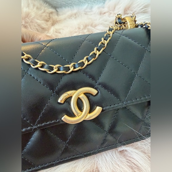 Chanel mini Flap bag with adjustable chain - Picture 10 of 12